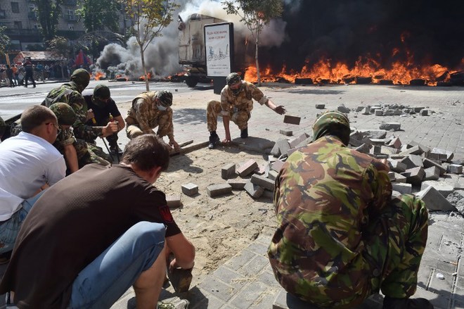 Họ còn dỡ hết gạch đá trên nền quảng trường để ném về phía cảnh sát... Ảnh: AFP