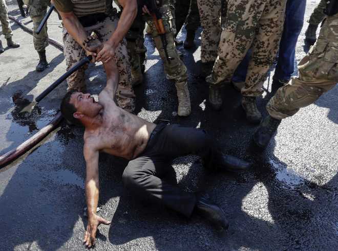 Cảnh sát đã bắt giữ 10 người biểu tình sau vụ đụng độ và tiến hành một cuộc điều tra hình sự về các hành vi bạo lực. Ảnh: Reuters
