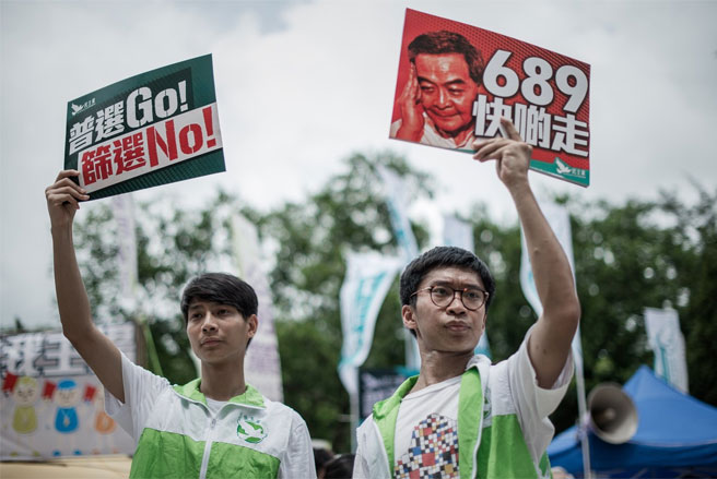 Các nhà hoạt động dân chủ giơ cao khẩu hiệu trong cuộc biểu tình - Ảnh: AFP/Getty.