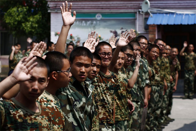 Những người bạn cùng lớp vẫy chào cậu bé - Ảnh: Reuters.