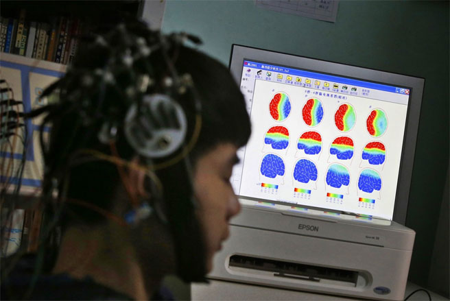 Các nhà khoa học ở Trung tâm Điều trị nghiện Internet Daxing ở Bắc Kinh đang scan não của một người nghiện Internet vì mục đích nghiên cứu. Một số chuyên gia tâm lý nói rằng, áp lực cạnh tranh cuộc sống ở quốc gia 1,3 tỷ dân có thể là lý do khiến nhiều thanh thiếu niên Trung Quốc tìm đến mạng Internet như một nơi 'trú ngụ' - Ảnh: Reuters.