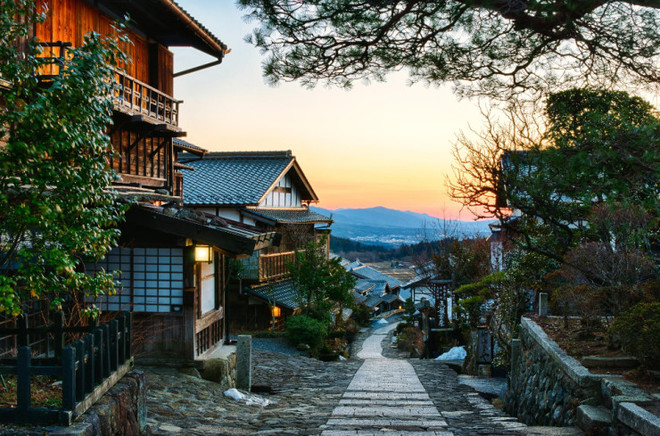 Kéo dài hơn 500 km từ Kyoto đến Tokyo, Nakasendo là con đường du lịch nổi tiếng ở Nhật Bản với hành trình xuyên qua những cánh rừng xanh mát và làng cổ yên bình.