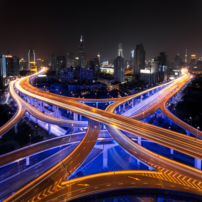 Về đêm, đường cao tốc Thượng Hải, Trung Quốc lung linh trong ánh sáng huyền ảo.