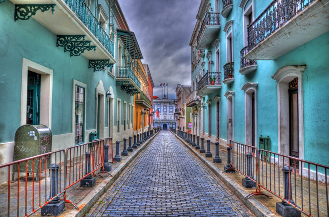 Những ngôi nhà xanh cùng kiến trúc độc đáo đã tạo nên vẻ đẹp ấn tượng cho những con đường ở Old San Juan, Puerto Rico.