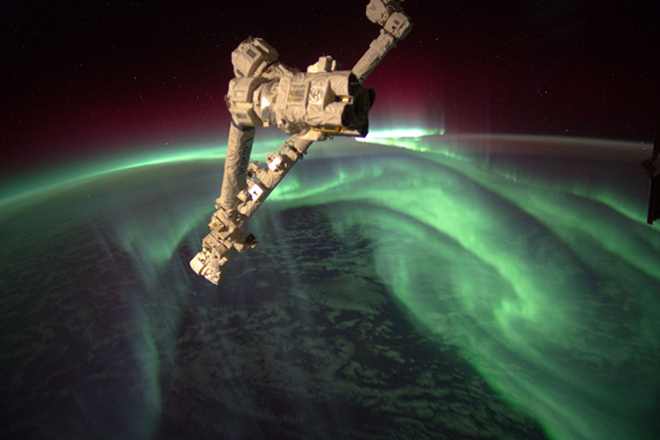 Dải cực quang lớn với màu xanh huyền ảo ngày 15/7/2012. Ảnh chụp từ ISS ở độ cao xấp xỉ 390 km so với bề mặt Trái Đất.