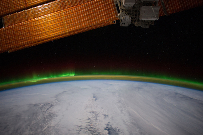 Ánh sáng yếu ớt với các dải màu mờ nhạt của bắc cực quang được quan sát từ phía bên trái của Trái Đất nếu nhìn từ ISS.