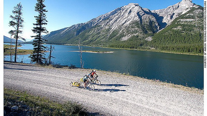 Cung đường dài khoảng 4.400km, bắt đầu từ Alberta (Canada) trải dài đến New Mexico. Tổng chiều cao các ngọn núi so với mực nước biển trong lộ trình này lên đến khoảng 61.000m.<br/>Dọc cung đường, du khách có thể chứng kiến sự hùng vĩ của rừng núi từ khu vực dãy núi Colorado đến vùng đất hoang dã Great Basin. Bên cạnh đó, là sự hấp dẫn với sự đa dạng của các loài động vật hoang dã như hươu cao cổ, nai, sư tử núi và đại bàng… Đặc biệt nhất, trên tuyến đường này có những hồ nước rộng, xanh biếc, đẹp đến tuyệt vời.<br/>Thời gian thích hợp cho những chuyến đi vào khoảng đầu tháng 6 đến tháng 9 hàng năm.