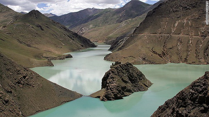 Con đường dài 800km nằm giữa thành phố Lhasa (Tây Tạng) và biên giới Nepal được cho là cung đường đẹp nhất để bạn thực hiện chuyến hành trình khám phá bằng xe đạp và có dịp chiêm ngưỡng những cảnh vật hùng vĩ, hoang vu trên những sườn đèo dãi gió ở độ cao choáng người.<br/>Lộ trình gồm 3 đường đèo, có độ cao hơn 5.000m. Cao nhất là đường đèo Gyatso La có độ cao lên đến 5.220m. Vào những ngày thoáng đãng, bạn có dịp chứng kiến toàn bộ khung cảnh hùng vĩ đến tuyệt vời của dãy núi Everest.<br/>Ngoài ra, du khách có cơ hội lưu lại những lời cầu nguyện của mình trên đỉnh đèo Gampa La linh thiêng của người Lhasa và Gyantse, hoặc bị hút hồn bởi vẻ đẹp huyền ảo, như tranh vẽ của hồ Yamdrok Yumtso rộng lớn, có màu ngọc lam nằm bên dưới thung lũng.<br/>Nếu chưa đủ thú vị, điểm nhấn lộ trình này khá đặc biệt ở con dốc dài, nguy hiểm, được miêu tả rất ngắn gọn “dốc thả, thẳng đứng, có tới bảy điểm có độ cao ít nhất 3.500m so với mực nước biển” nằm ở rìa cao nguyên Tây Tạng.