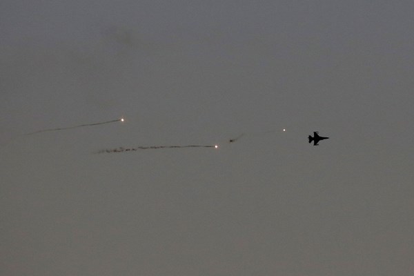 Chiến đấu cơ F-16 của Israel quần thảo trên không phận Gaza.