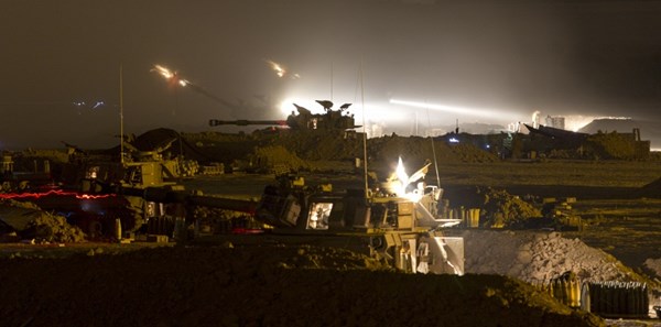 Israel bắn pháo 155mm từ một căn cứ ở miền nam Israel vào dải Gaza