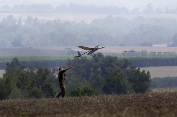 Một binh sĩ Israel điều khiển một máy bay không người lái.