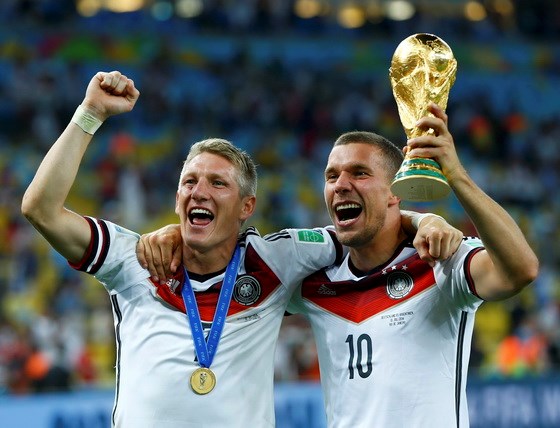 Bastian Schweinsteiger và Lukas Podolski  