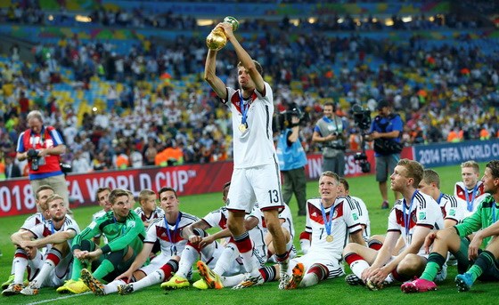Chiếc cúp vàng thứ 4 của tuyển Đức - Ảnh: Reuters
