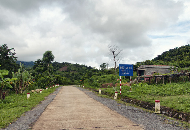 Từ thị trấn Khe Sanh đi theo đường Hồ Chí Minh khoảng 35 km về hướng Quảng Bình sẽ đến chân đèo Sa Mù, đây là con đèo hiểm trở vào loại bậc nhất miền tây tỉnh Quảng Trị, cao gần 1.400m so với mặt nước biển giáp biên giới Việt Lào.