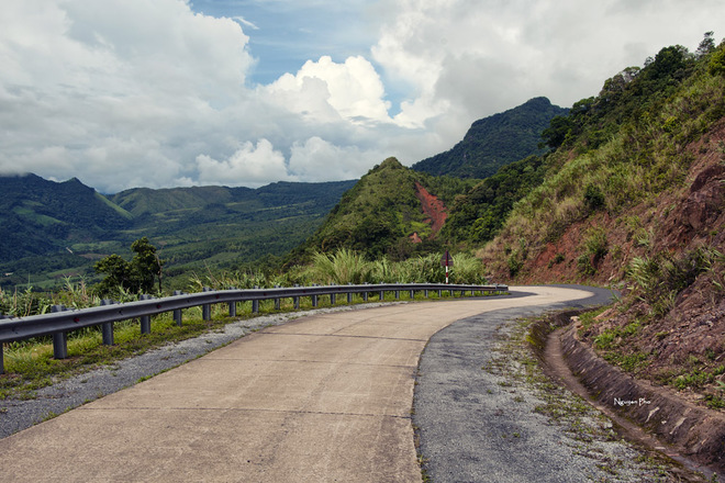 Toàn cảnh chân đèo thuộc huyện Hướng Việt, con đường vẫn cứ kéo dài xa tít tắp. 