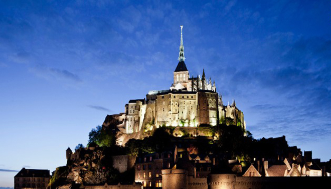 Mont-Saint-Michel là một hòn đảo, nổi tiếng vì có tu viện của dòng Benedict, một trong những tiêu biểu cho kiến trúc Pháp thời Trung cổ.