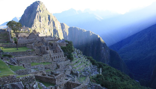 Machu Picchu là một khu tàn tích Inca thời tiền Columbo trong tình trạng bảo tồn tốt ở độ cao 2.430 m trên một quả núi có chóp nhọn. Machu Picchu được cả thế giới biết đến nhờ công nhà khảo cổ học Hiram Bingham - người đã tái khám phá nơi này năm 1911, và viết một cuốn sách bán rất chạy về nó.