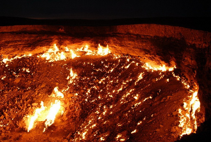 Đến tận ngày nay, không một chuyên gia nào của Turkmenistan có thể dập tắt ngọn lửa này