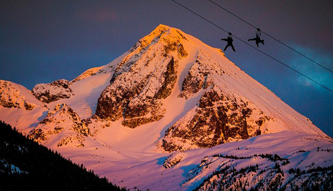 Dãy núi Whistler nằm ở thị trấn cùng tên, thuộc bang British Columbia là điểm đến nổi tiếng của Canada. Vào ban đêm, khách du lịch có thể tham gia vào tour đi cáp treo vượt qua đỉnh núi phủ tuyết trắng xóa và ăn tối ở độ cao hơn 1.800m. Giá vé cho một người của tour này là 199 USD. Thời gian diễn ra tour từ giữa tháng 10 đến giữa tháng 4 năm sau.