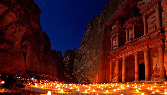 Nằm ở sa mạc phía nam Jordan, tàn tích Petra là một công trình có kiến trúc đáng ngưỡng mộ, được làm từ đá sa thạch và trạm khắc tinh xảo. Thành cổ này tuyệt đẹp vào ban ngày và trở nên rực rỡ vào ban đêm với hàng trăm ngọn nến lung linh được chiếu sáng. Để có cơ hội chiêm ngưỡng khung cảnh huyền ảo này, bạn có thể tham gia tour vào các ngày thứ hai, tư và sáu, từ 20h tối. Giá vào cửa là 17 USD.