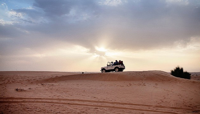 Một trong những tour phổ biến khi du khách tới Dubai chính là tham quan sa mạc. Một tour như thế này gồm có ăn tối giữa sa mạc mênh mông, thưởng thức các điệu múa bụng của người dân bản địa dưới muôn ngàn ánh sao, cưỡi lạc đà...