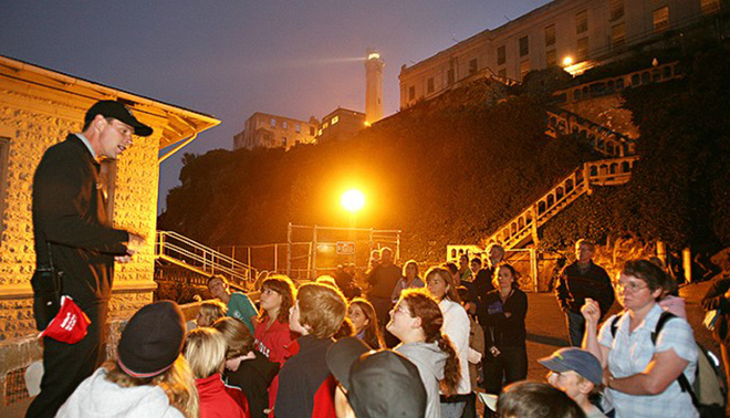 Trong gần 30 năm, đảo Alcatraz ở vịnh San Francisco Bay là nơi tọa lạc của một trong những nhà tù có an ninh nghiêm ngặt nhất nước Mỹ. Một trong những tù nhân nổi tiếng nhất ở đây là 