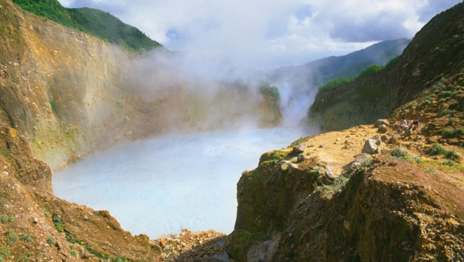 Hồ nước sôi thuộc địa phận nước Cộng hòa Dominica, có chiều rộng hơn 60 m. Đúng như tên gọi, nước ở vùng trung tâm hồ luôn duy trì trạng thái sôi sục. Nhiệt độ của hồ nước thường dao động ở mức 82-92 độ C. Các nhà khoa học cho rằng đặc điểm này có thể ảnh hưởng từ hoạt động của núi lửa.