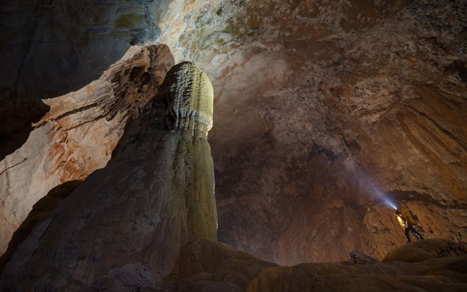 Sơn Đoòng là hang động lớn nhất thế giới được phát hiện vào năm 2009. Với trần cao hơn 100 m, lòng hang đủ để chứa cả tháp đồng hồ Big Ben. Hiện nay, chỉ có khoảng 220 khách được cấp phép vào hang tham quan, thám hiểm mỗi năm.