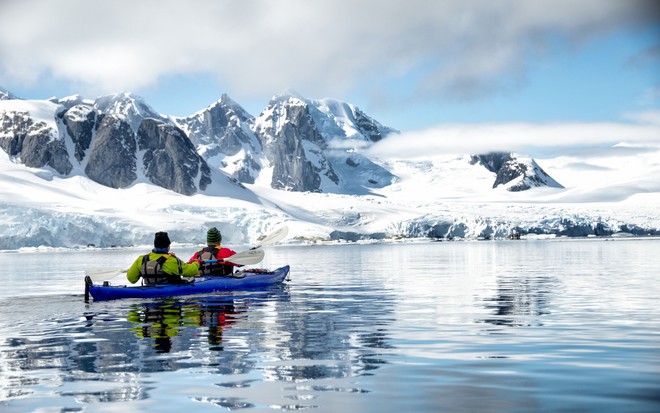 Là nơi lạnh nhất thế giới nhưng Nam Cực thu hút khoảng 40.000 khách du lịch đến thám hiểm mỗi năm, nhờ vẻ đẹp đầy ấn tượng của những tảng băng.