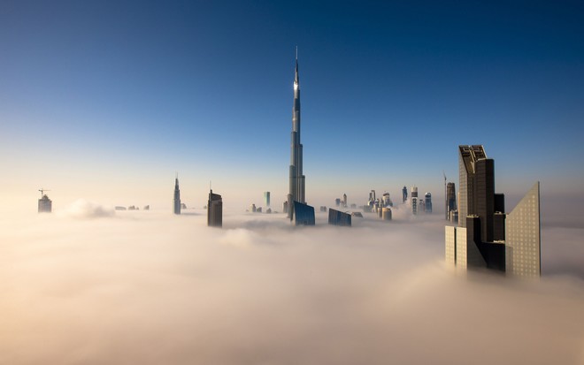 Không chỉ sở hữu tòa nhà cao nhất thế giới hiện nay - Burj Khalifa với độ cao lên tới 828 m, Dubai còn là nơi tập trung vô số những tòa nhà chọc trời cùng dịch vụ xa hoa. Do đó, bạn sẽ có cảm giác mình thật nhỏ bé, đôi khi là lạc lõng khi đến đây. 