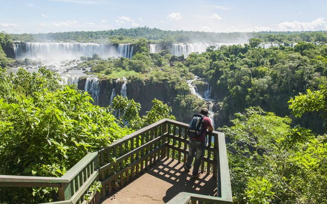Cao hơn 80 m và kéo dài gần 3 km, Iguazu nằm giữa biên giới Argentina và Brazil được UNESCO công nhận là một trong những thác nước lớn và hùng vĩ nhất thế giới.