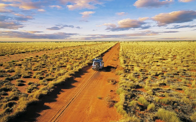 Khoảng 70% diện tích Australia là sa mạc, bởi vậy bạn có thể phóng tầm mắt thoải mái để ngắm nhìn thiên nhiên tươi đẹp ở nơi đây. Cách tốt nhất để trải nghiệm ở vùng sa mạc này là đăng ký một tour du lịch do những người thổ dân dẫn đường để có cái nhìn chân thực và sâu sắc về văn hóa, lịch sử hàng nghìn năm qua.