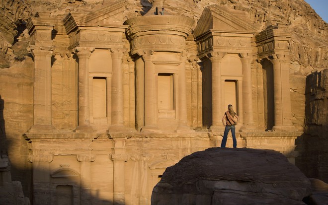 Đến với thành cổ Petra, du khách sẽ bị choáng ngợp khi đứng trước công trình cao 40 m đồ sộ được tạc vào vách núi. Đây là một ngôi mộ đã được xây dựng vào thế kỷ thứ nhất.