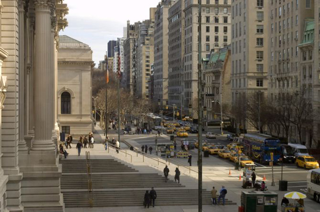 Nhà ở Fifth Avenue, đặc biệt là những ngôi nhà phía trước Công viên Trung tâm có số thứ tự từ 59 đến 96, từ lâu đã là điểm đến của những người giàu có và nổi tiếng. Giá mỗi mét vuông đất ở đây lên đến 28.000 USD.<br/>Cư dân nổi tiếng sống tại đây: diễn viên Bill Murray, nhà báo nổi tiếng Tom Brokaw.