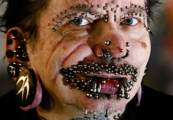 Bị trục xuất vì đeo quá nhiều… đinh tán 2