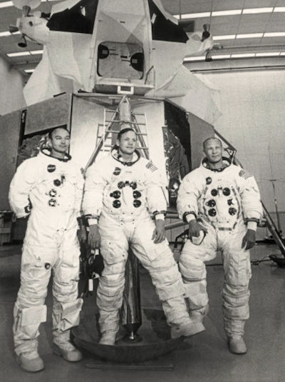 Phi hành đoàn của tàu Apollo 11: Mike Collins, Neil Armstrong và Edwin Buzz Aldrin tại Trung tâm vũ trụ Kennedy ở đảo Merritt, Florida