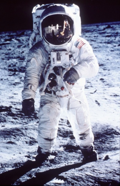 Phi hành gia đặt chân đầu tiên lên bề mặt Mặt trăng