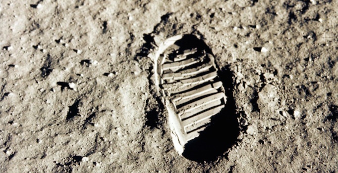 Một trong những bước chân đầu tiên trên Mặt trăng, bức ảnh chụp dấu giày của Buzz Aldrin