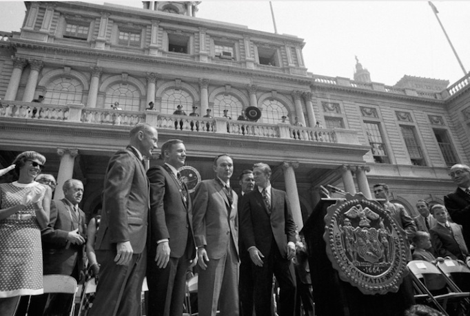 Buzz Aldrin, Neil Armstrong, Michael Collins và thị trưởng John V. Lindsay đứng trước hội trường thành phố ở thành phố New York sau khi các phi hành gia hạ cánh thành công và trở về từ Mặt trăng ngày 13-8-1969