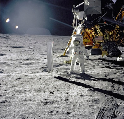 Phi hành gia Buzz Aldrin đi trên bề mặt của Mặt trăng ở gần chân Lunar Module Eagle ngày 20-7-1969. Phi hành Armstrong và Aldrin khám phá khu vực Sea of Tranquility của Mặt trăng