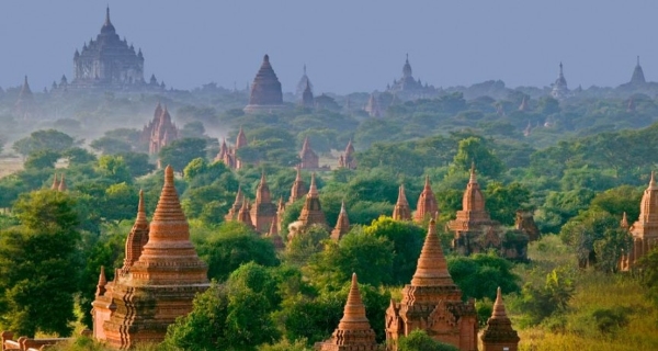 Châu Á có vô số những ngôi chùa xinh đẹp và quần thể chùa Bagan ở Myanmar là một trong số đó.<br/>Không có nhiều nơi trên thế giới mà anh nắng hoàng hôn lại đẹp một màu vàng óng, huyên ảo trên hàng trăm mái chùa như ở Bagan. Không giống như quần thể các ngôi chùa ở Angkor – Campuchia, sự thú vị trong các ngôi chùa Phật giáo ở Bagan không đến từ những nét uy nghi riêng biệt mà ở mật độ cao và sự phân bổ của hàng loạt ngôi chùa có kiến trúc giống nhau trải dài khắp cùng đồng bằng.