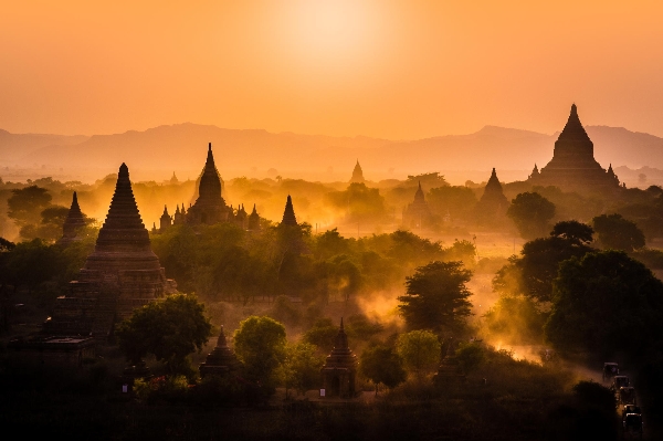 Khi đế chế Bagan cổ còn tồn tại, trong thành phố có khoảng 13.000 ngôi chùa.Tuy ngày nay, nơi đây chỉ còn sót lại 2000 nhưng đây vẫn là một địa điểm du lịch không thể bỏ lỡ.