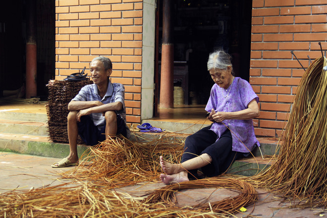Về thăm Lưu Thượng bất kỳ thời điểm nào trong tuần, du khách đều dễ dàng bắt gặp những hình ảnh chuốt cỏ bình dị của các bậc cao niên.