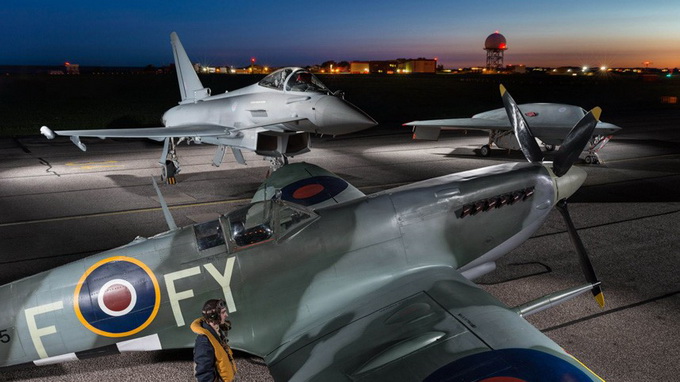 Để đánh dấu sự bắt đầu của FIA 2014, BAE Systems đã tập hợp ba chiếc máy bay mang tính biểu tượng nhất trong lịch sử hàng không Anh. Đó là chiếc Supermarine Spitfire - được sử dụng bởi Không quân Hoàng gia trong chiến tranh thế giới thứ hai, Eurofighter Typhoon và Taranis - máy bay tiên tiến nhất từng được chế tạo bởi các kỹ sư người Anh