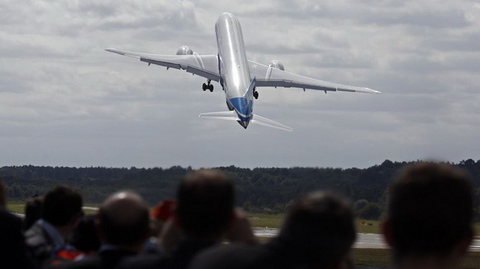 Chiếc máy bay Boeing 787-9 Dreamliner trình diễn màn bay trên không trong ngày đầu tiên FIA 2014