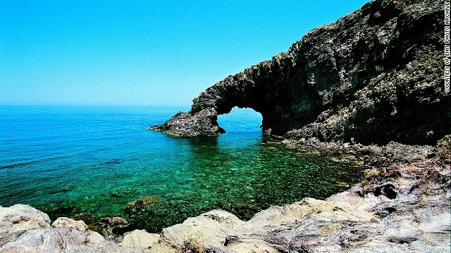 “Hòn ngọc đen” của Địa Trung Hải nằm gần bờ biển của Tunisia hơn so với Italy. Pantelleria từng là trung tâm chiến lược của người La Mã và các thương nhân từ Phoenic, Mỹ. Người Tây Ban Nha cũng từng chiếm đóng và xây dựng một nhà tù tại đây. Pantelleria nổi tiếng với mùi hương dễ chịu, phảng phất xung quanh. Nét hấp dẫn của Pantelleria là các ngôi nhà cổ hình nón trắng, hay còn gọi là “dammusi”. Ngoài cảnh sắc tuyệt đẹp, Pantelleria là điểm dừng chân lý tưởng đối với những người yêu rượu vang. Nhiều  loại rượu nổi tiếng như Passito, thứ mà người ta gọi là “vàng của Pantelleria”, được sản xuất tại đây.
