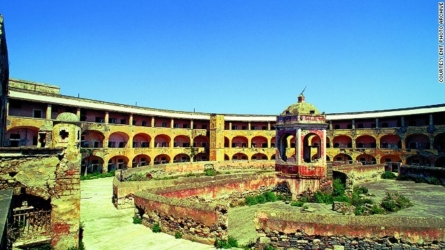 Nhà tù trên đảo Santo Stefano từng là nơi giam giữ các tù nhân do Tây Ban Nha kiểm soát vào những năm 1700. Nhiều người coi cấu trúc hình bánh rán của nhà tù là 