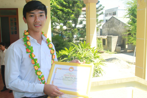 Nguyễn Văn Nhựt tại lễ trao giải thưởng về sáng tạo cho mô hình máy sục khí nuôi tôm - Ảnh: Hoàng Sơn