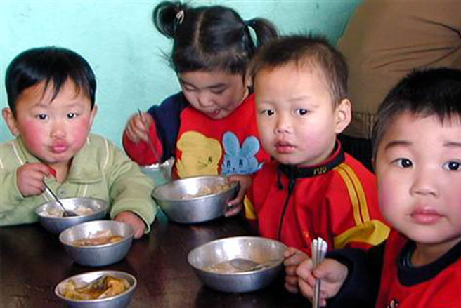 Theo số liệu của CIA, nông nghiệp đóng góp 23,4% GDP của Triều Tiên, với các loại nông sản gạo, ngô, khoai tây, đậu tương, gia súc, gia cầm… Tuy nhiên, hơn 6 triệu người dân nước này thiếu lương thực-thực phẩm và 33% trẻ em bị suy dinh dưỡng kinh niên.