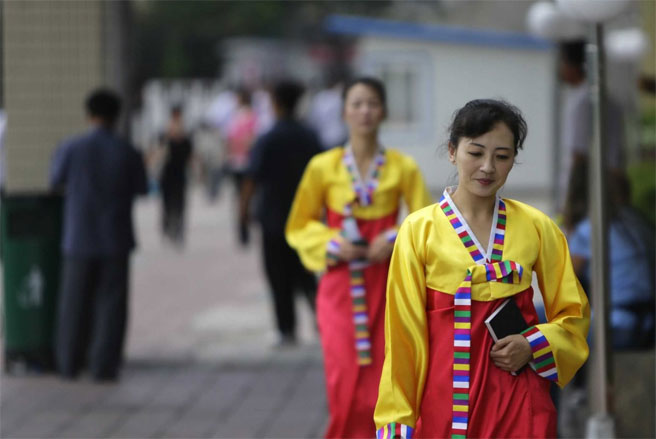 Theo tạp chí Time, mỗi phụ nữ Triều Tiên được chọn 1 trong 14 kiểu tóc. Những phụ nữ đã có gia đình được hướng dẫn cắt tóc ngắn, trong khi phụ nữ độc thân nên để tóc dài một chút, có thể uốn xoăn. Nam thanh niên bị cấm để tóc dài quá 5 cm, nhưng đàn ông có tuổi có thể để tóc dài tới 7 cm.